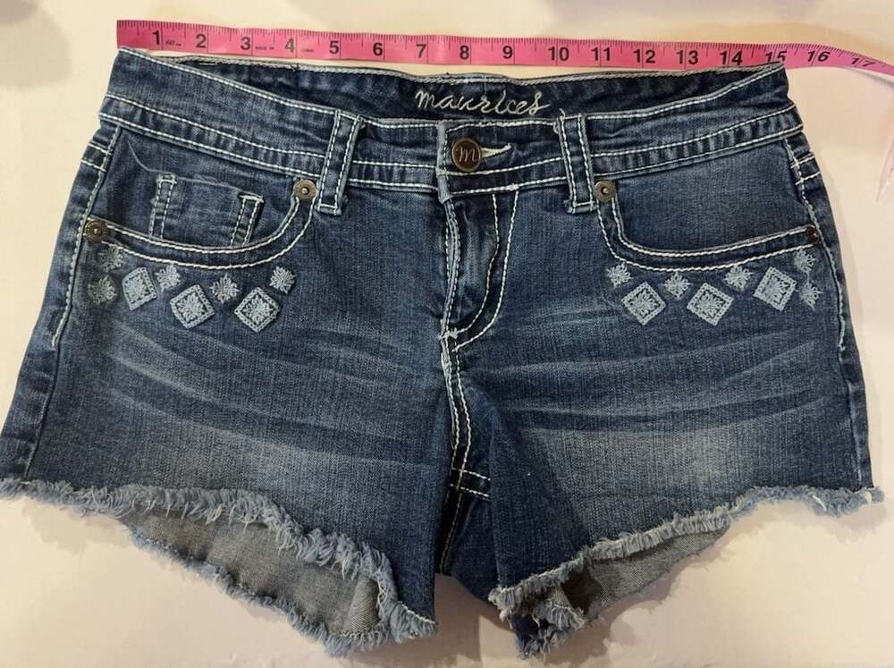 #175 Maurices Embroidered Frayed Hem Denim Shorts Size 7/8